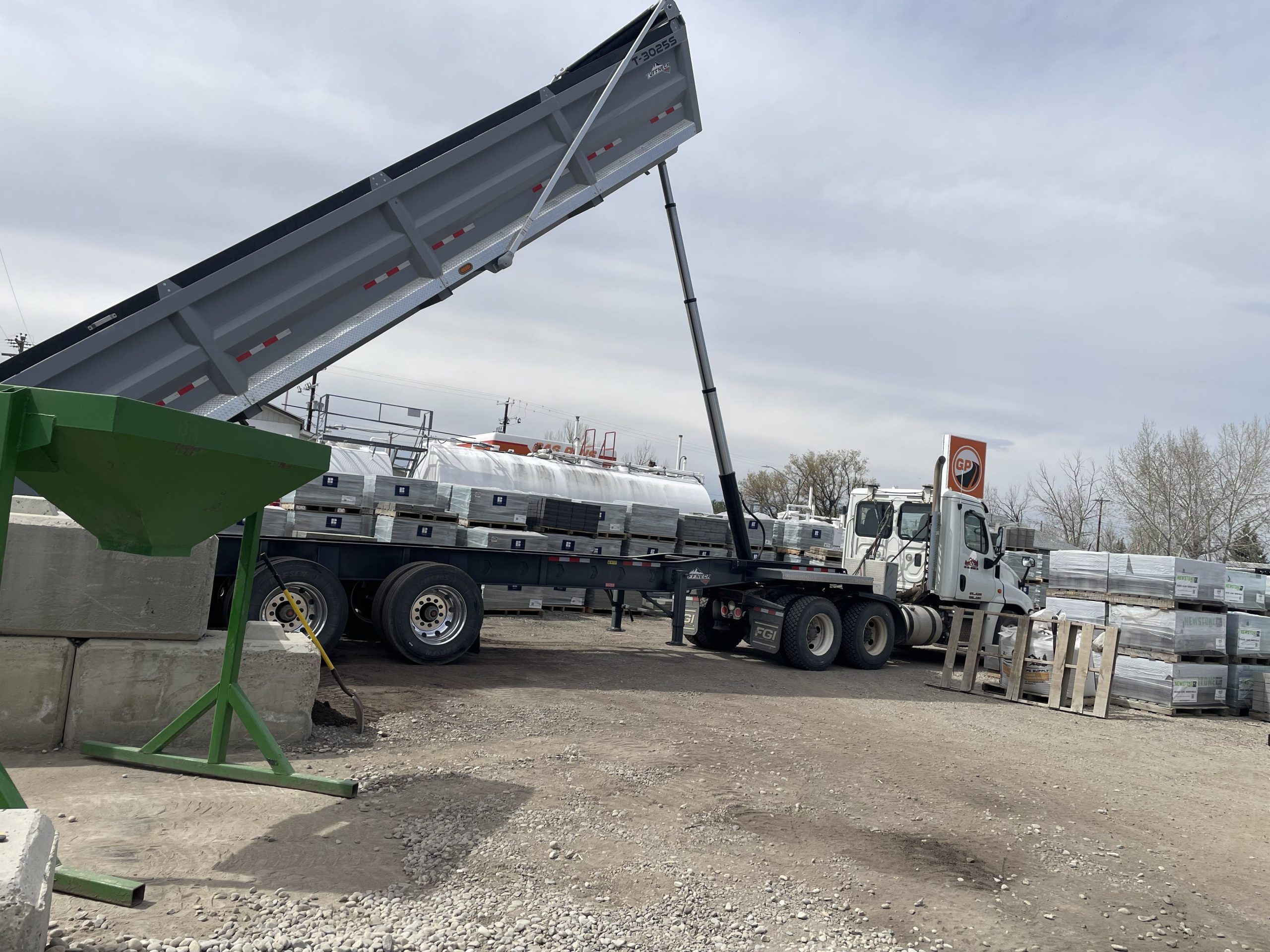 Bulk landscape materials Calgary rock rundle aggregates